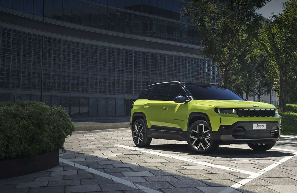 Jeep Compass e-Hybrid на галявині у сосновому лісі