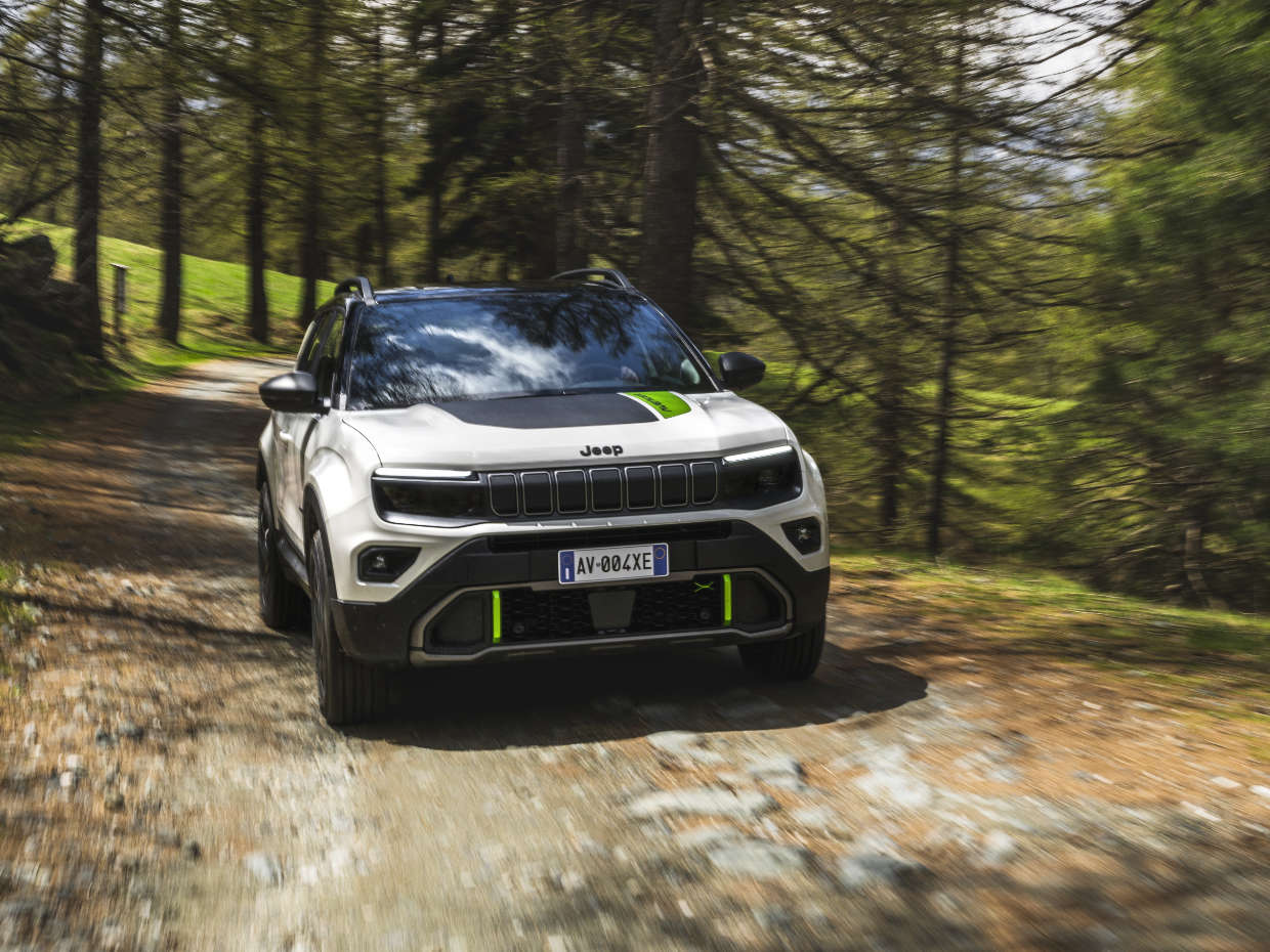 Jeep Avenger 4xe білого кольору на лісовій дорозі