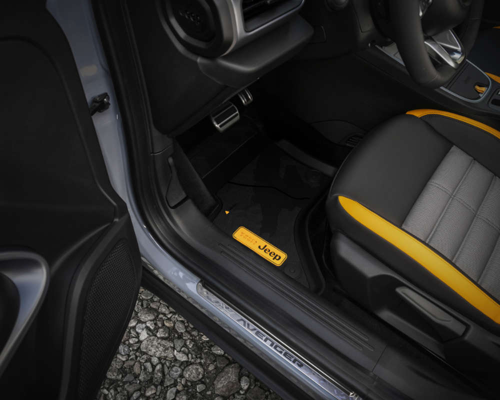 Інтерʼєр салону Jeep Avenger 4xe The North Face, гумові килимки