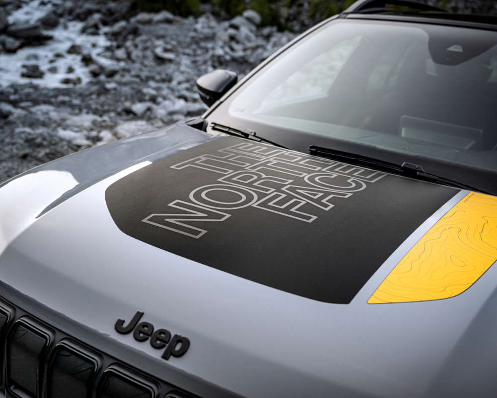 Jeep Avenger 4xe The North Face Edition, наклейка The North Face на капоті