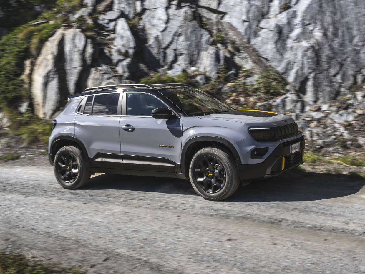 Jeep Avenger 4xe The North Face у горах, вигляд з правого боку