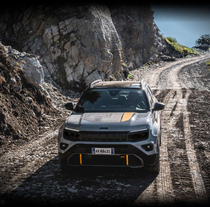 eep Avenger 4xe The North Face, вигляд спереду на гірській дорозі