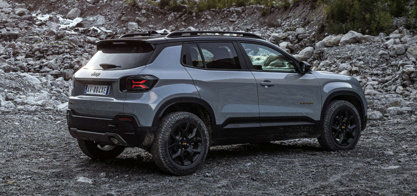 Jeep Avenger 4xe The North Face Edition, вигляд з правого боку у горах