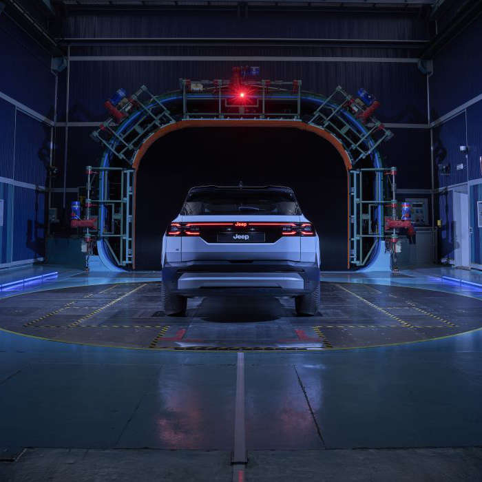 Jeep Compass білого кольору у аеродинамічній трубі