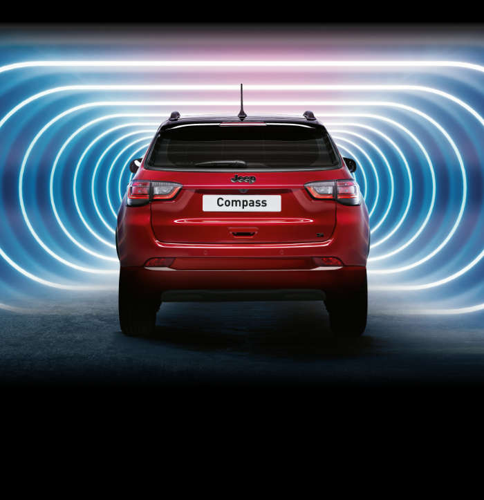 Jeep Compass, вигляд ззаду у тунелі